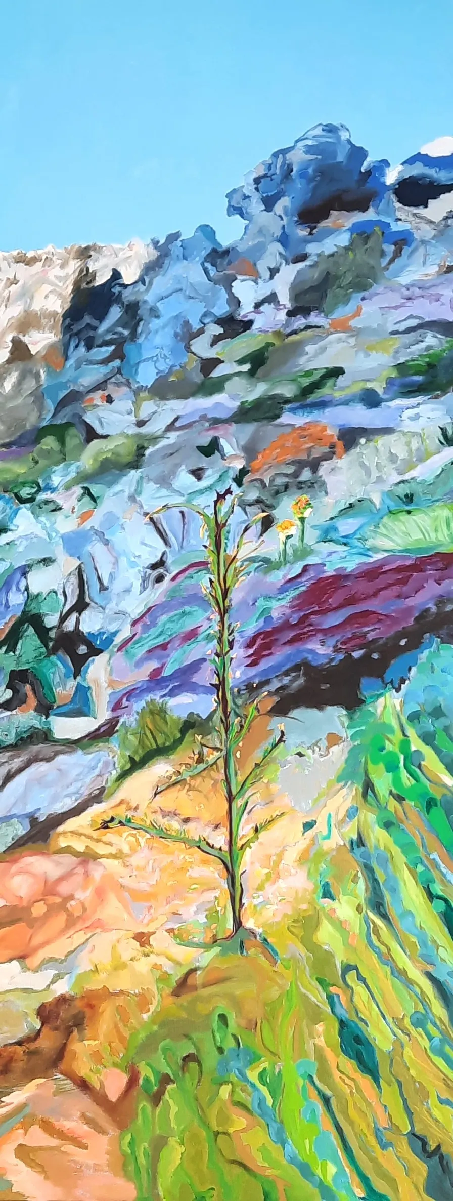 Een aronskelk in een expressief landschap met blauwe rotsen en gele en groene begroeiing.