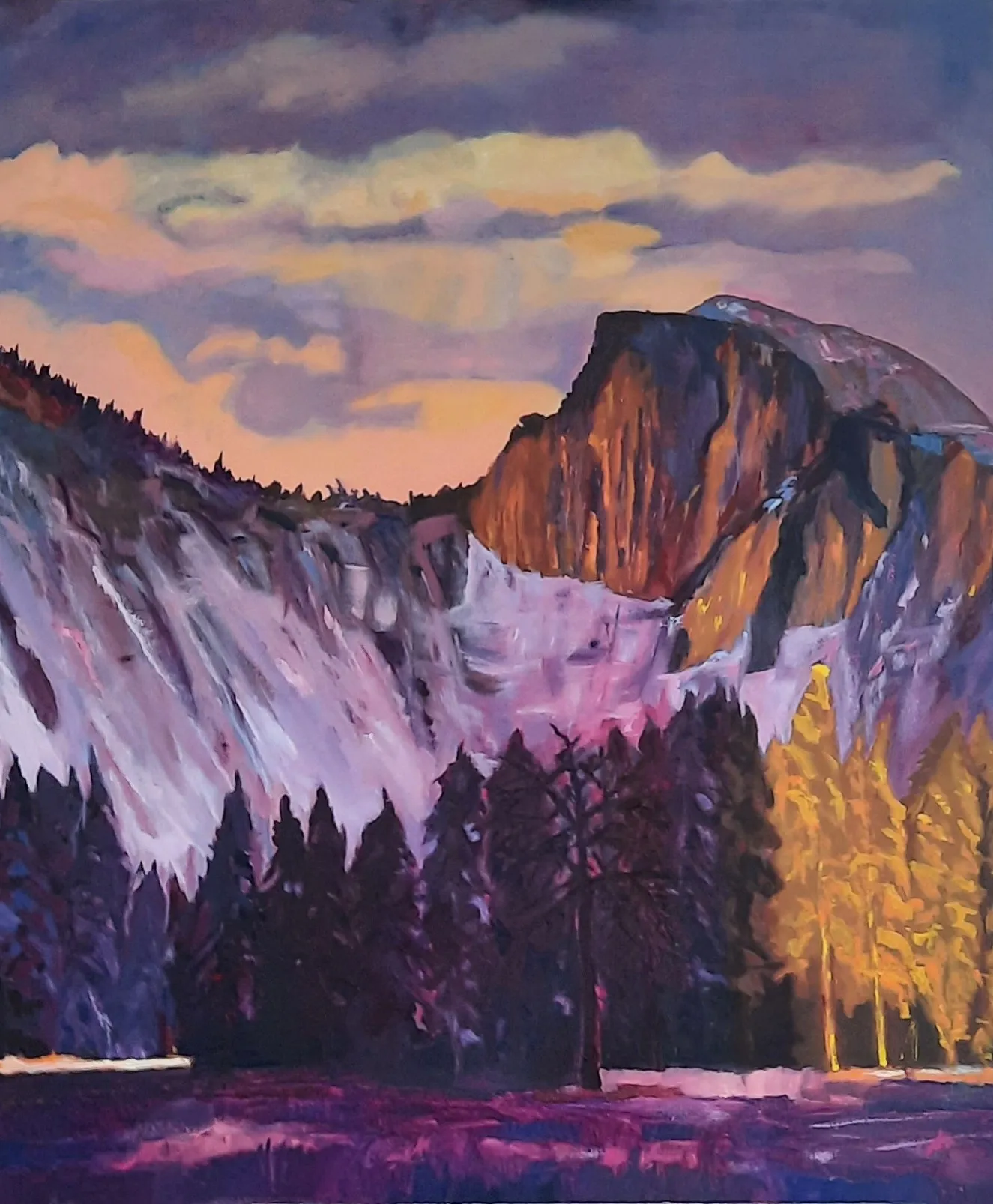 Half Dome boven een bos en vallei, met paarse rotsen onder een zachtgele en paarse lucht.