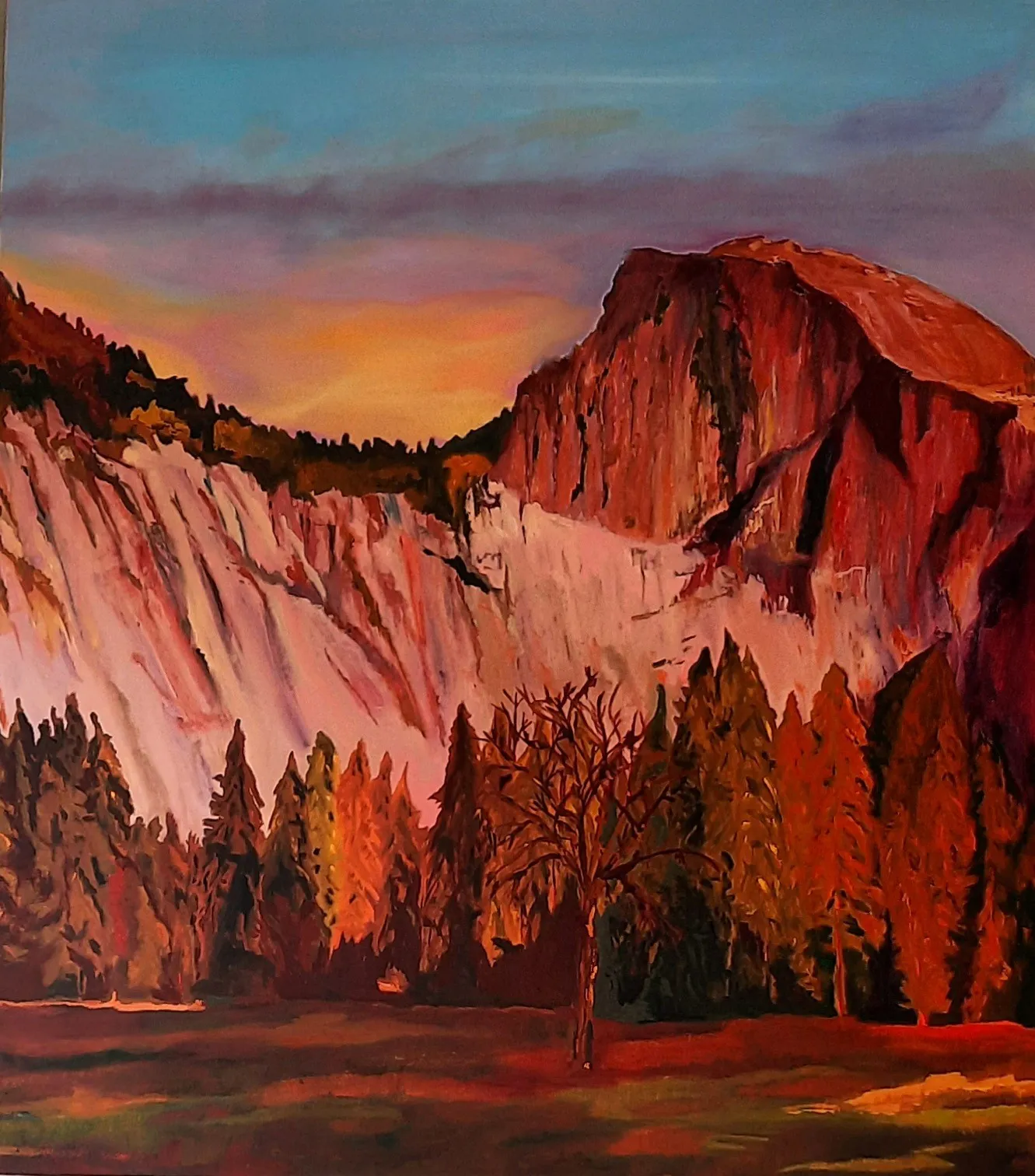Half Dome en een naaldbos in warme rode en oranje tinten bij een gekleurde avondlucht.
