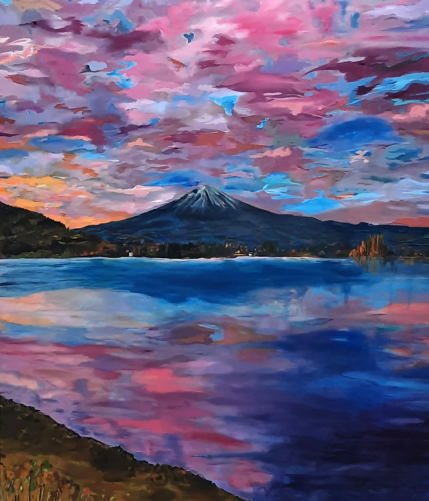 Een vulkaan voorbij een blauw meer, onder een expressieve roze en paarse lucht.